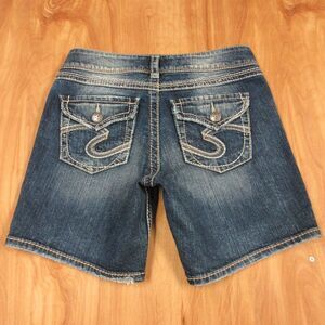 SILVER JEANS Suki Surplus Shorts Sz 27 Distressed Denim Back Flap Pocket Bermuda